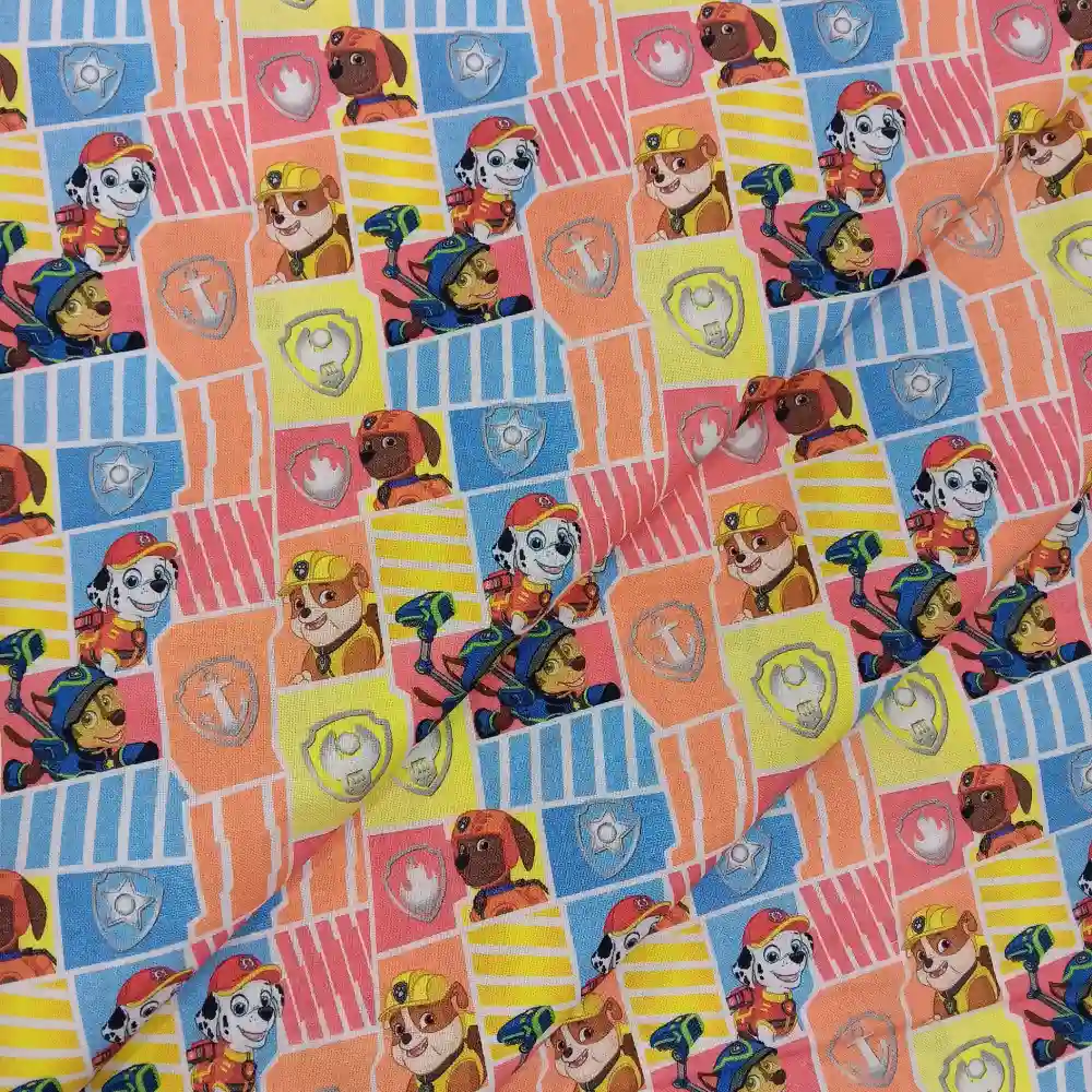 Tela algodón Patrulla Canina con estampado de personajes en cuadros de colores azul, amarillo y rojo