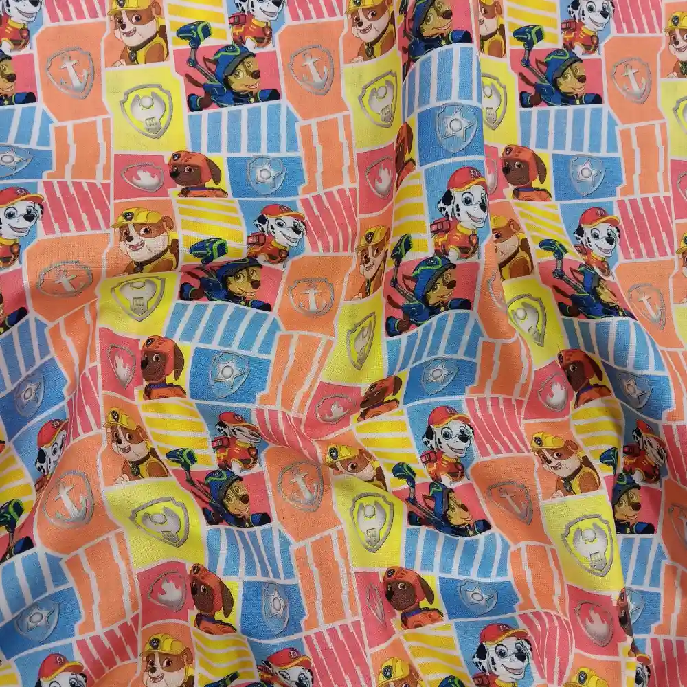 Tela algodón Patrulla Canina con estampado de personajes en cuadros de colores azul, amarillo y rojo