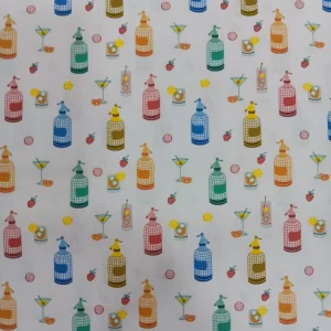Tela de algodón con estampado de sifones de colores, copas y pequeños detalles de bebidas sobre fondo blanco.
