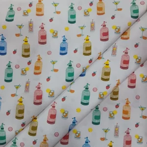 Tela de algodón con estampado de sifones de colores, copas y pequeños detalles de bebidas sobre fondo blanco.