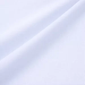 Tela de batista de algodón celeste lisa, ligera y transpirable ideal para confección de ropa, blusas, vestidos y prendas infantiles.