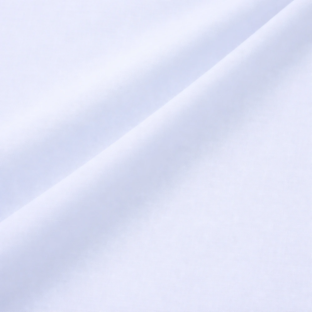 Tela de batista de algodón celeste lisa, ligera y transpirable ideal para confección de ropa, blusas, vestidos y prendas infantiles.