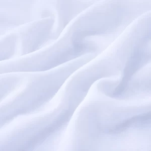 Tela de batista de algodón celeste lisa, ligera y transpirable ideal para confección de ropa, blusas, vestidos y prendas infantiles.