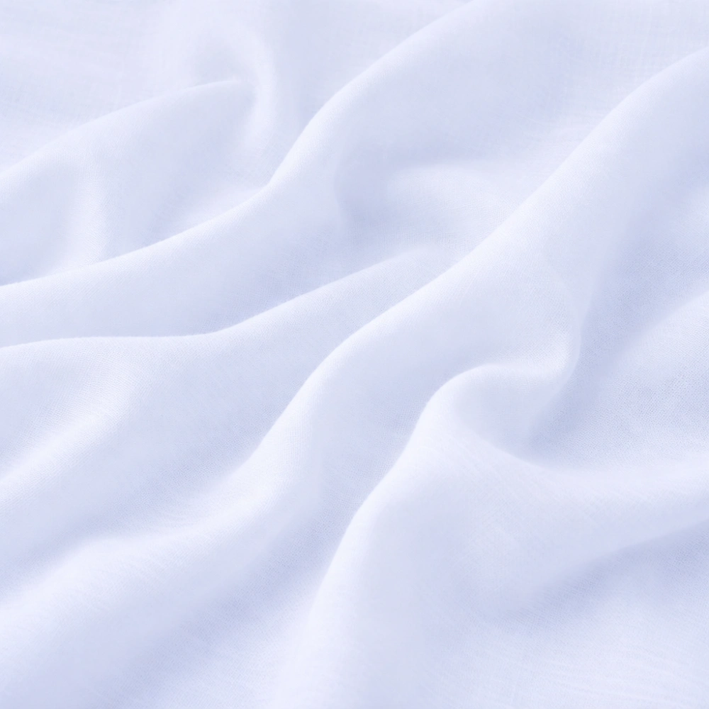 Tela de batista de algodón celeste lisa, ligera y transpirable ideal para confección de ropa, blusas, vestidos y prendas infantiles.