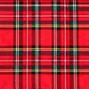 Primer plano de una tela coralina con estampado de cuadros escoceses en rojo, verde, azul y blanco, estilo clásico navideño.