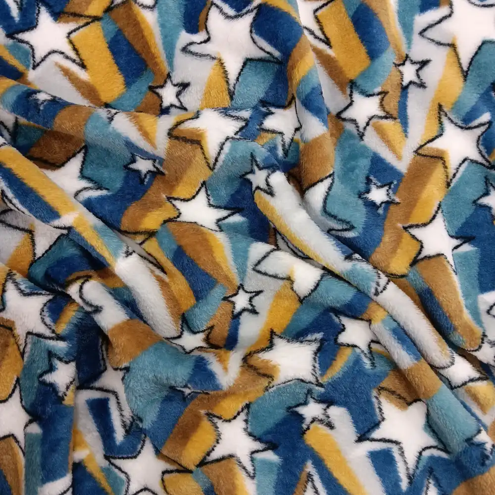Primer plano de una tela coralina con estrellas blancas y franjas geométricas en azul, mostaza y marrón sobre fondo blanco.