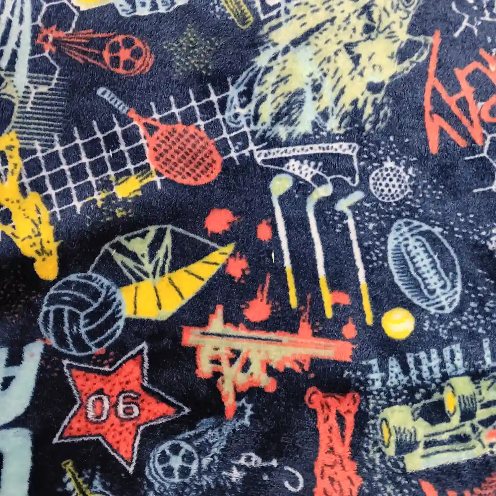 Imagen de tela coralina sport con textura suave y uniforme, estampado deportivo con distintos motivos gráficos, utilizada para prendas cómodas