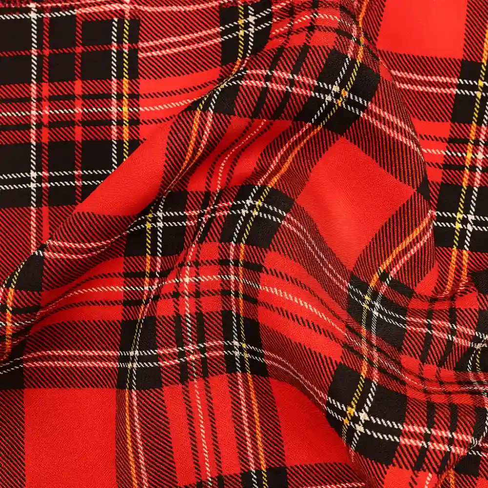 Tela stretch con estampado de cuadro escocés en tonos rojo, negro y amarillo, mostrada en primer plano para apreciar su patrón clásico.