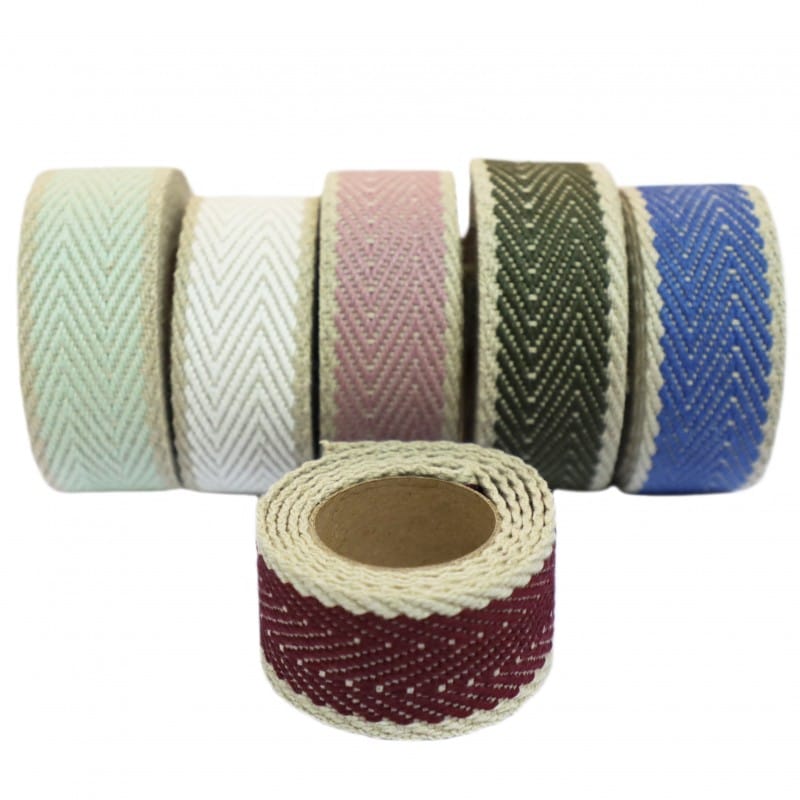 Seis rollos de cinta decorativa con patrón de zigzag, en colores menta, blanco, rosa, verde oscuro, azul y burdeos, organizados en dos filas