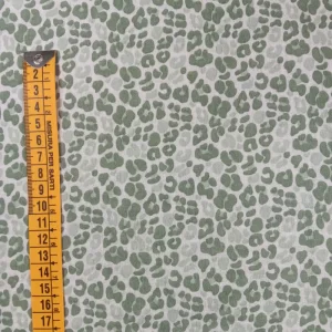 Muselina de algodón estampada animal print en tonos verdes sobre fondo claro