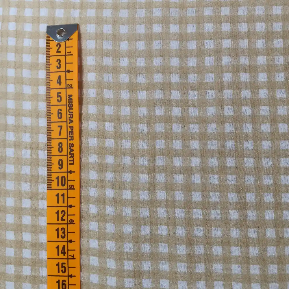 Muselina de algodón con estampado de cuadro vichy beige sobre fondo claro ideal para ropa infantil y costura creativa