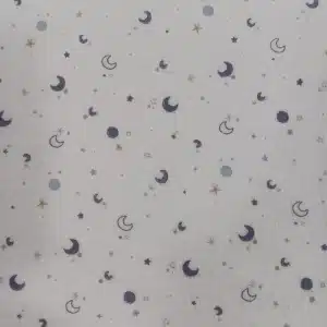 Muselina de algodón estampada con lunas y estrellas en tonos azules sobre fondo claro