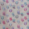 tela-algodon-estampado-buhos-infantil-1 Tela de algodón con estampado de búhos en tonos rosa, verde y lila sobre fondo beige, ideal para proyectos infantiles.