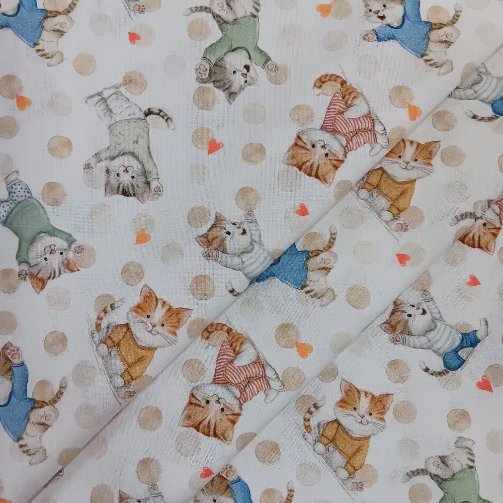 Tela de algodón con gatitos estampados y pequeños corazones sobre fondo claro