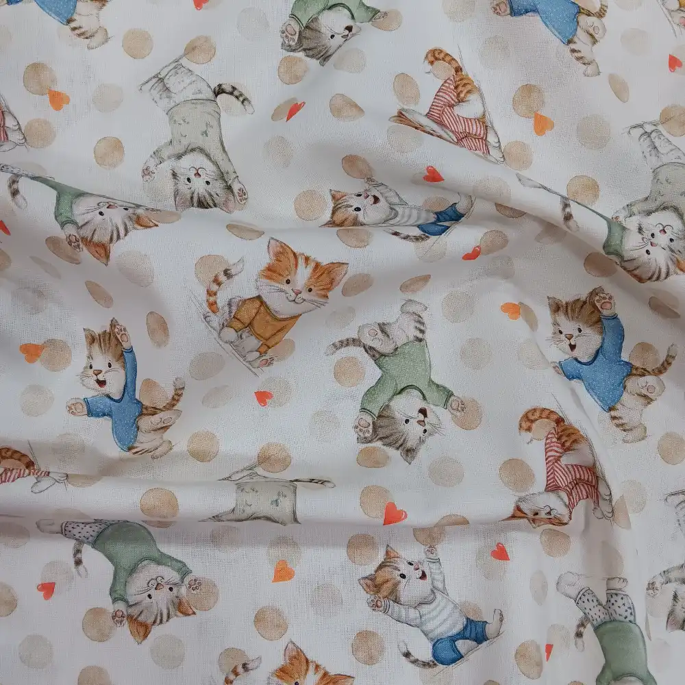 Tela de algodón con gatitos estampados y pequeños corazones sobre fondo claro