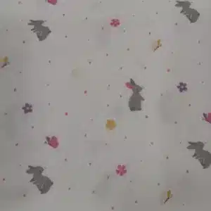 Tela de muselina estampada con conejitos y flores en tejido infantil