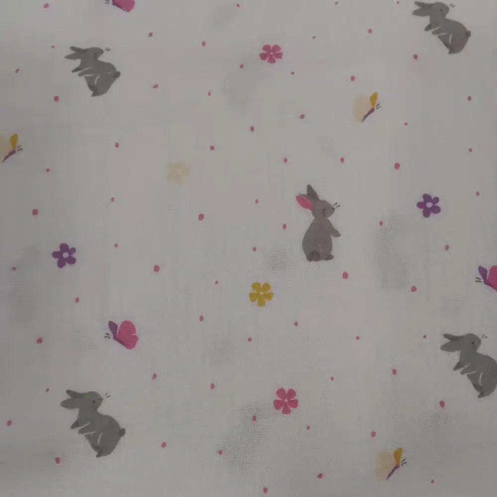 Tela de muselina estampada con conejitos y flores en tejido infantil