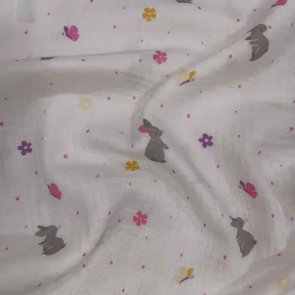 Tela de muselina estampada con conejitos y flores en tejido infantil