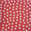 Tela roja con lunares blancos estampada, tejido ideal para confección de vestidos y proyectos de costura