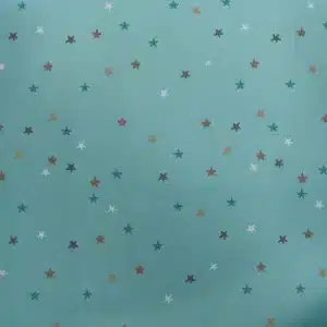 Tela de algodón celeste con estrellas pequeñas estampadas de colores