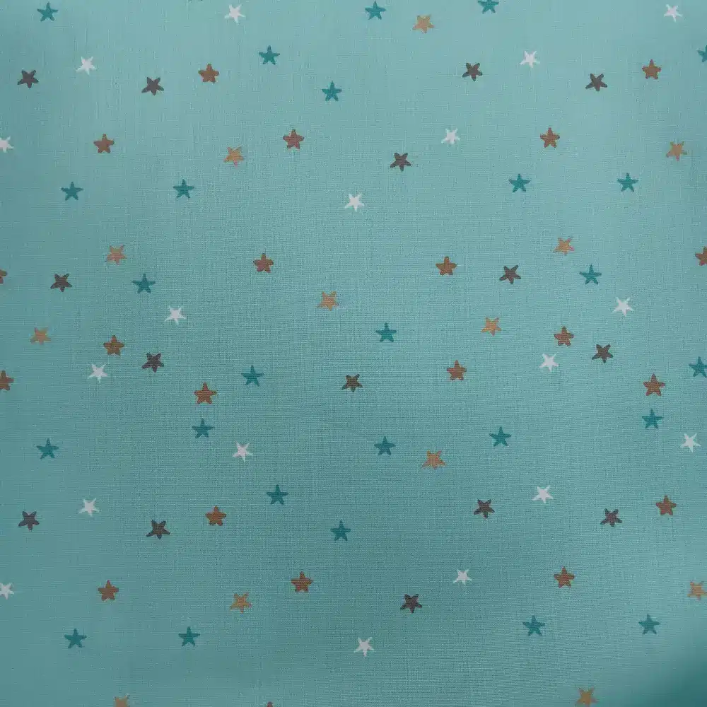 Tela de algodón celeste con estrellas pequeñas estampadas de colores