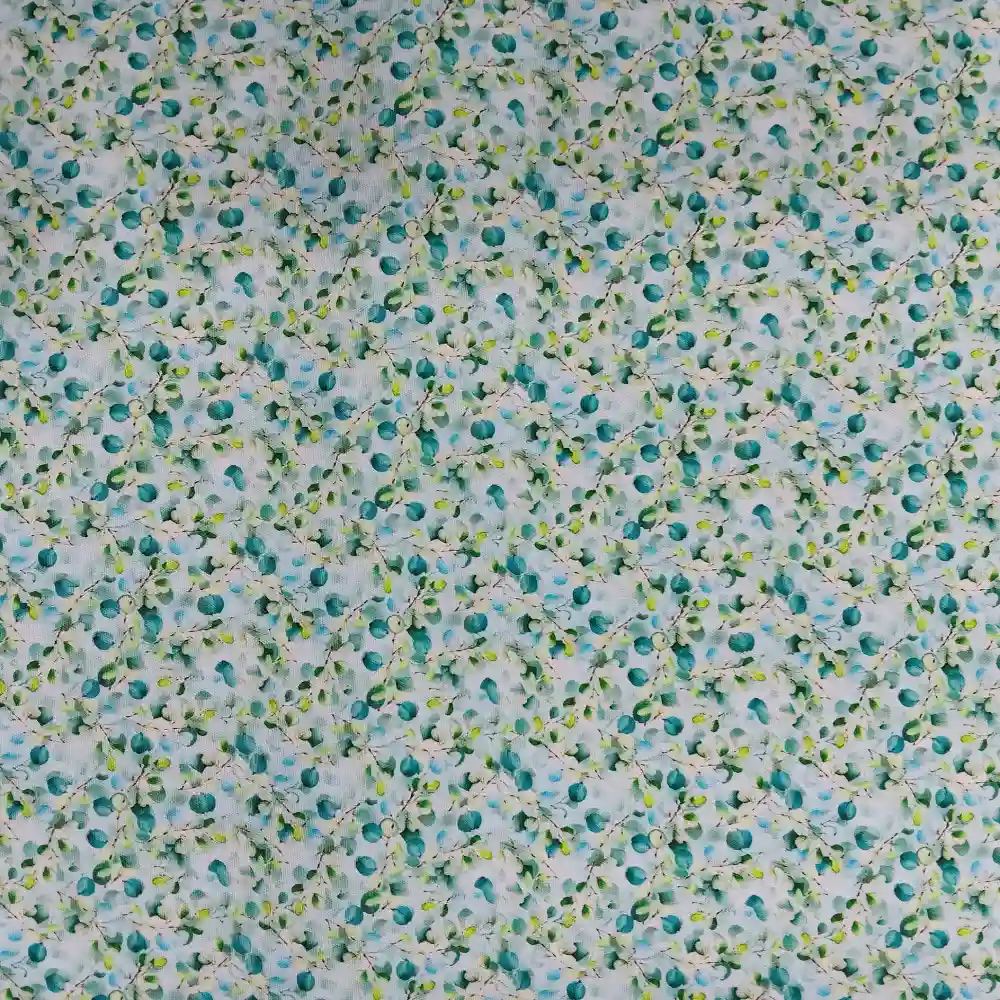 Tela de algodón estampada con hojas de eucalipto verdes sobre fondo claro