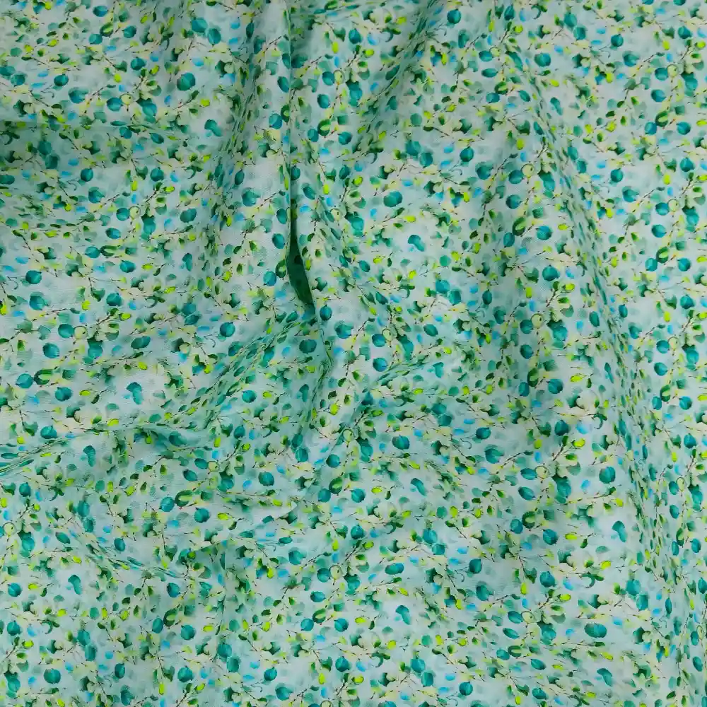 Tela de algodón estampada con hojas de eucalipto verdes sobre fondo claro