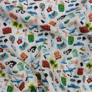 Tela algodón estampada de viaje con aviones, maletas y mapas en diseño colorido para patchwork y costura creativa