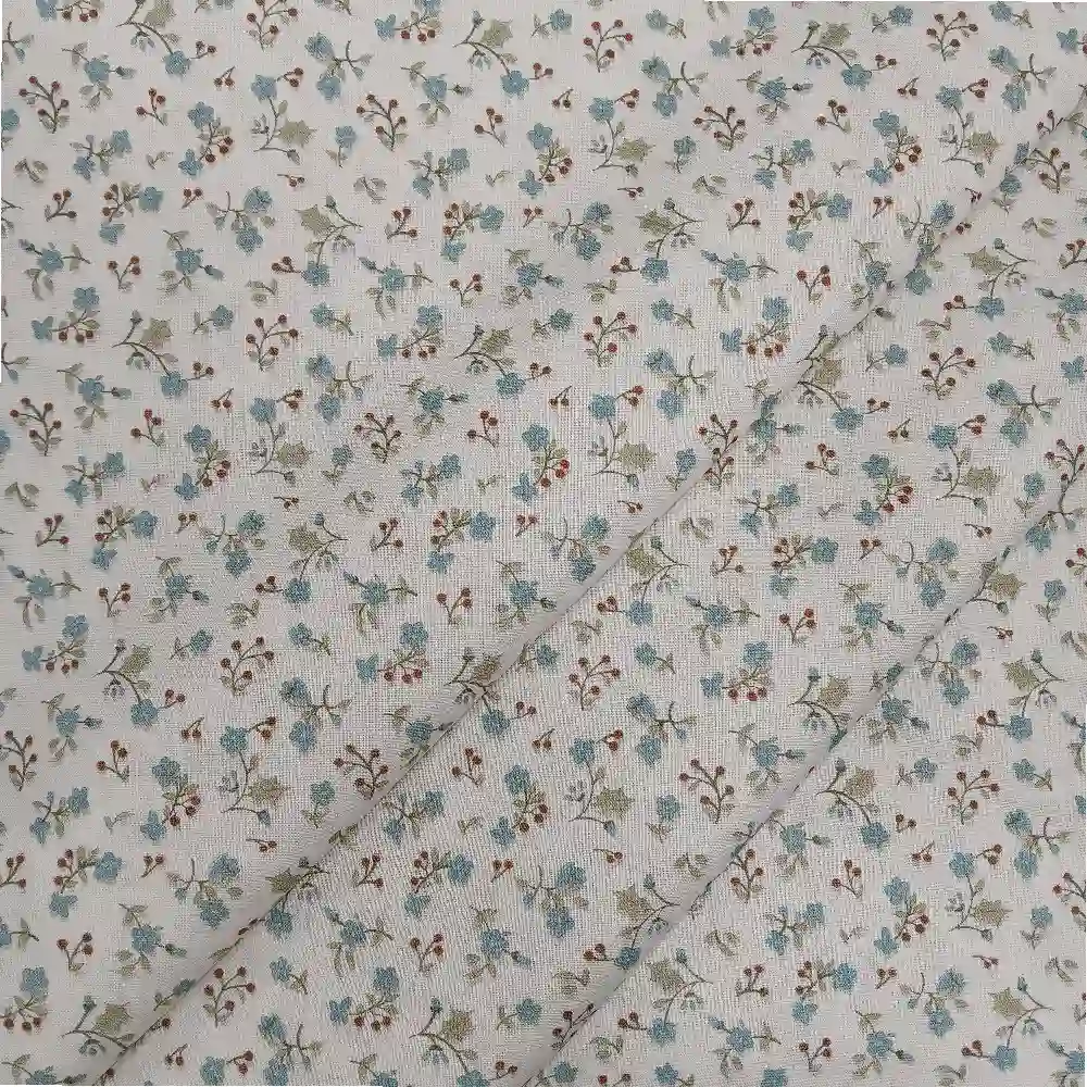 Tela de algodón con estampado de ramas de madroño y flores pequeñas sobre fondo claro