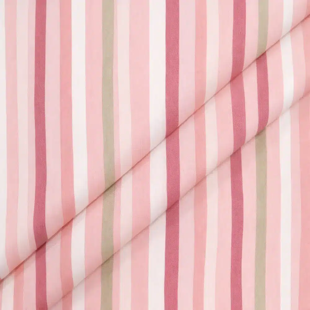 Tela de algodón rayas rosas y beige en diseño vertical sobre fondo claro, textura suave y estampado clásico.