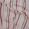 Tela de algodón con estampado de rayas verticales en tonos rosa, beige y blanco