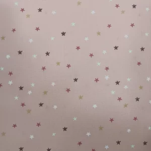 Tela de algodón rosa con estrellas pequeñas estampadas en varios colores