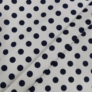 Tela piqué blanca con lunares azules en estampado clásico y textura gofrada