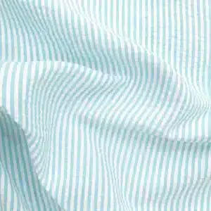 Tela seersucker de rayas finas en color azul con textura arrugada característica para confección de verano