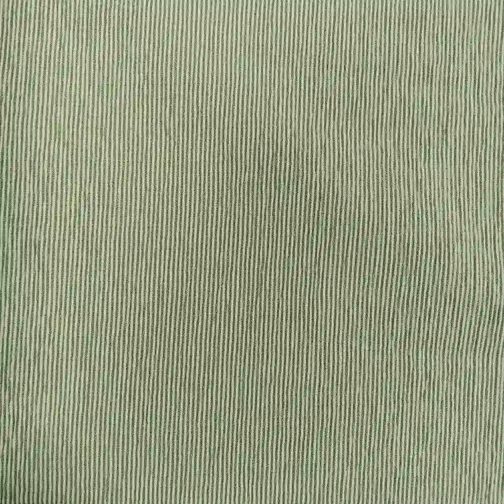 Tela seersucker de rayas finas en color verde con textura arrugada característica