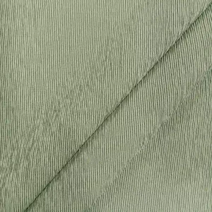 Tela seersucker de rayas finas en color verde con textura arrugada característica