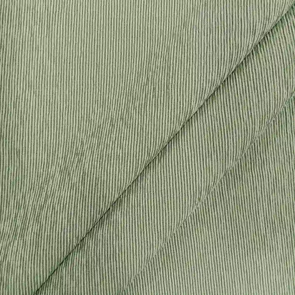 Tela seersucker de rayas finas en color verde con textura arrugada característica