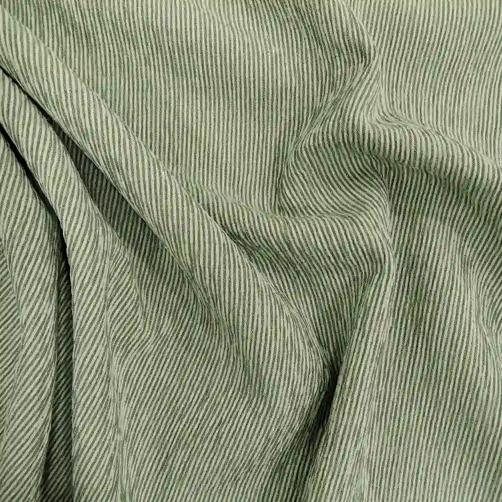 Tela seersucker de rayas finas en color verde con textura arrugada característica