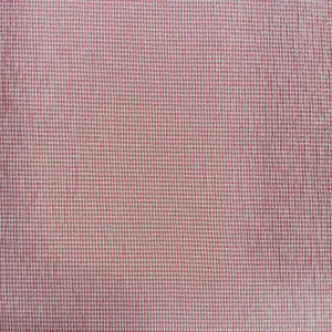 Tela seersucker vichy pequeño en color teja con textura arrugada característica