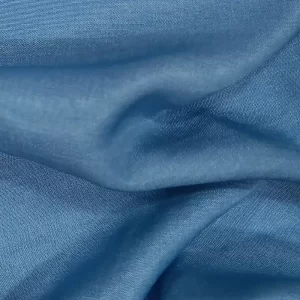 Tela vaquera satinada tipo denim con textura suave y acabado ligeramente brillante