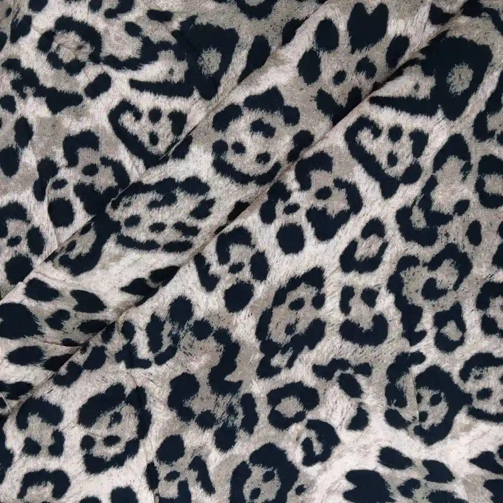 Tela de viscosa estampada Leopardo con diseño animal print en tonos neutros, ideal para confección de moda
