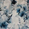 Tela viscosa lino estampada Flores Azules con diseño floral en tonos azules sobre fondo claro, ideal para confección