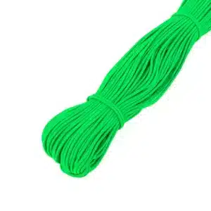 Cordón elástico verde neon, enrollado y sujeto en el centro, utilizado para costura y manualidades