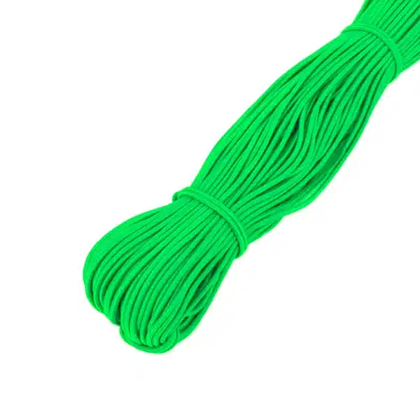 Cordón elástico verde neon, enrollado y sujeto en el centro, utilizado para costura y manualidades