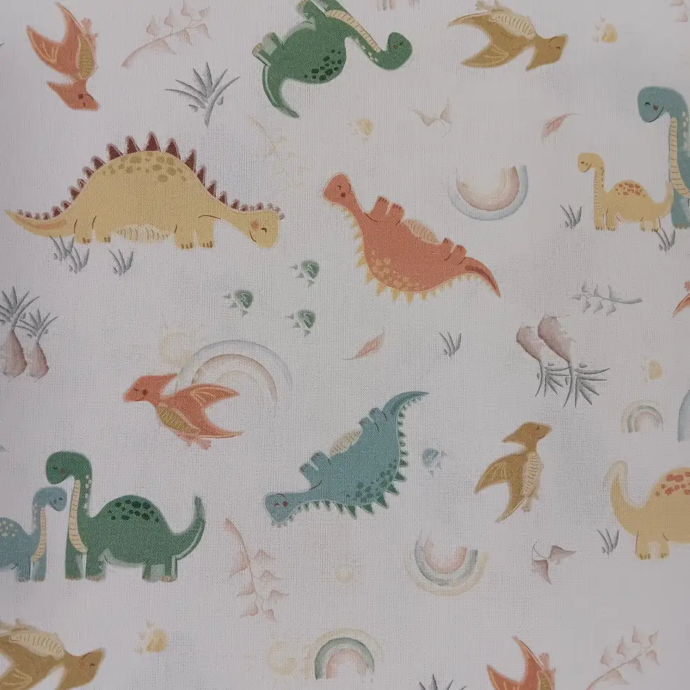 tela-algodon-estampada-dinosaurios-1 Tela de algodón estampada dinosaurios en tonos suaves sobre fondo claro, ideal para infantil
