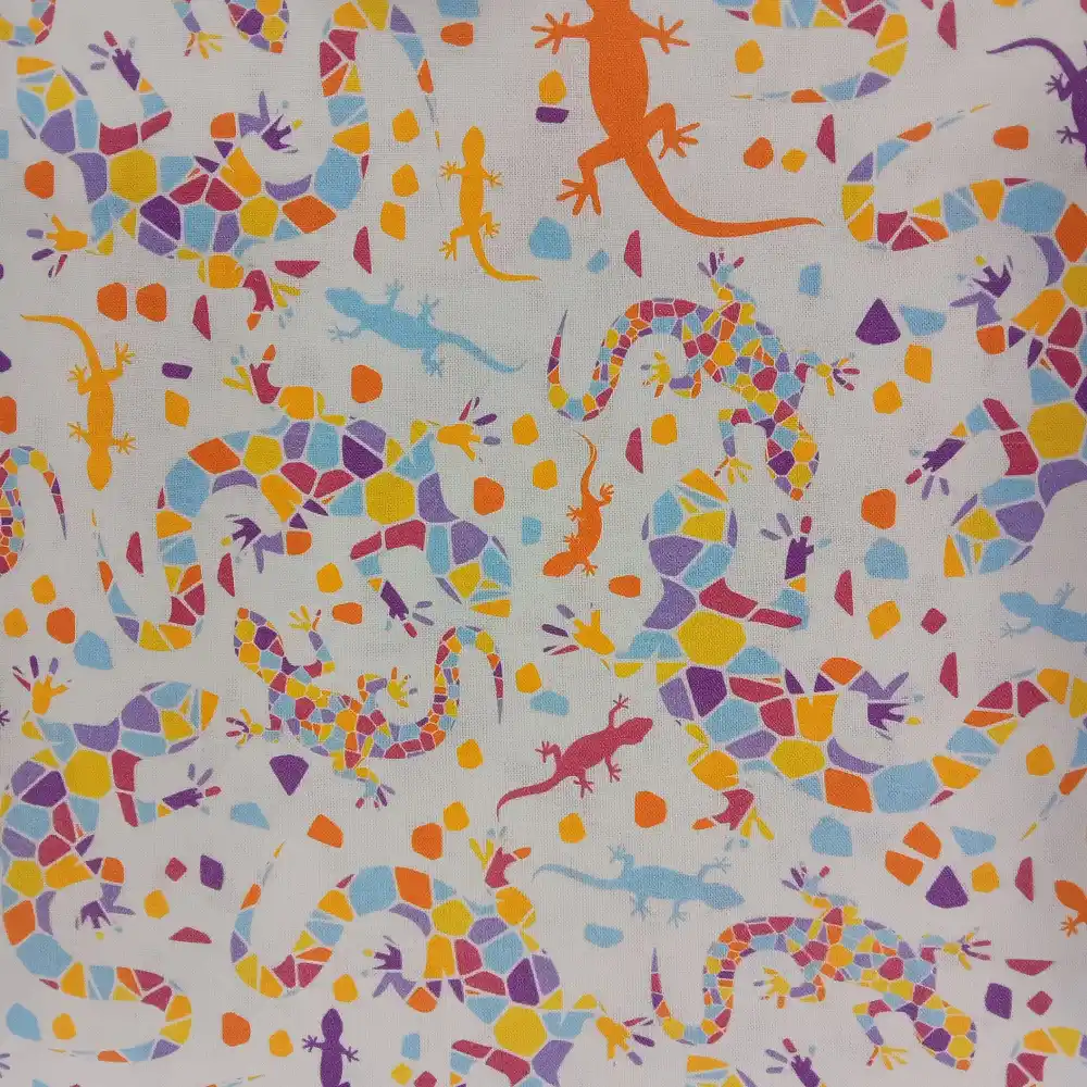 Tela de algodón estampada Salamandra de Gaudí con diseño de salamandras multicolor sobre fondo claro