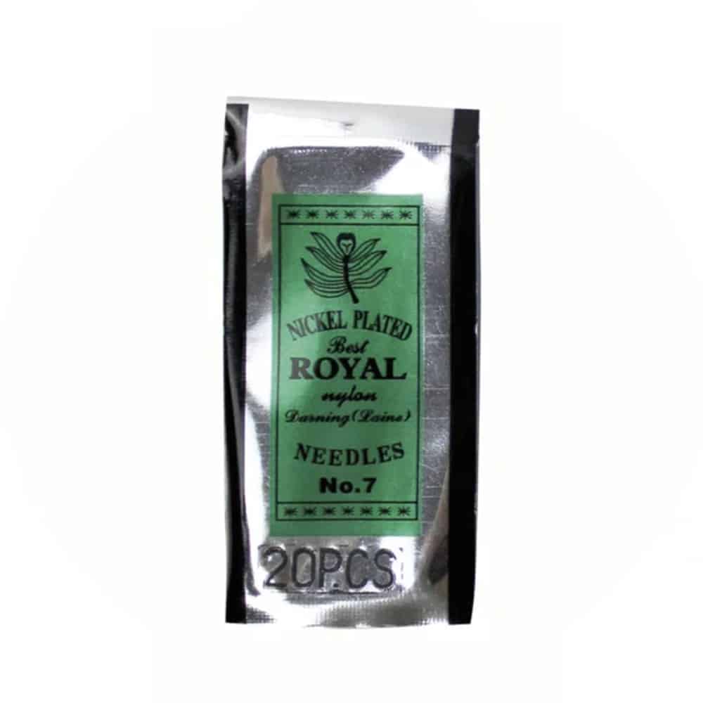 Paquete metálico de agujas de coser “Royal” niqueladas, con etiqueta verde y letras negras. Indica “Nickel Plated Best Royal nylon Darning (Laine) Needles No.7 – 20 pcs”. Fondo blanco que resalta el brillo plateado del envoltorio