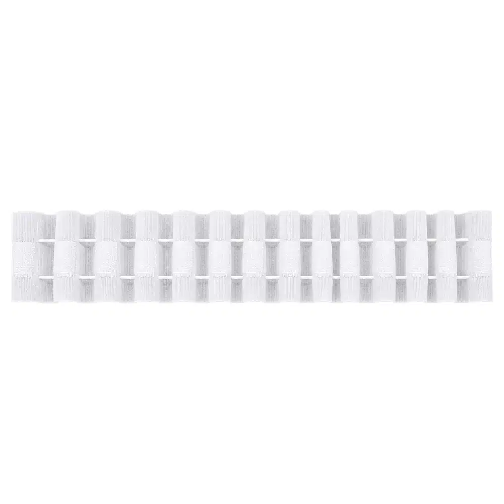 Cinta fruncidora de cortina de 3 cm color blanco, con estructura para formar pequeños pliegues regulares.