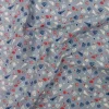tela-algodon-estampada-caracolas-marinas-3 Tela de algodón estampada con caracolas marinas y conchas en tonos azul, coral y blanco sobre fondo azul claro.