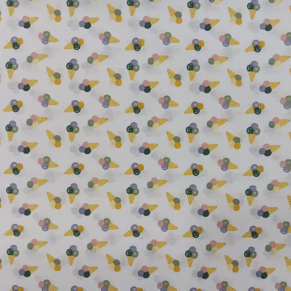 tela-algodon-estampada-cucuruchos-helado-1 Tela de algodón estampada con pequeños cucuruchos de helado y bolas de colores pastel sobre fondo claro.